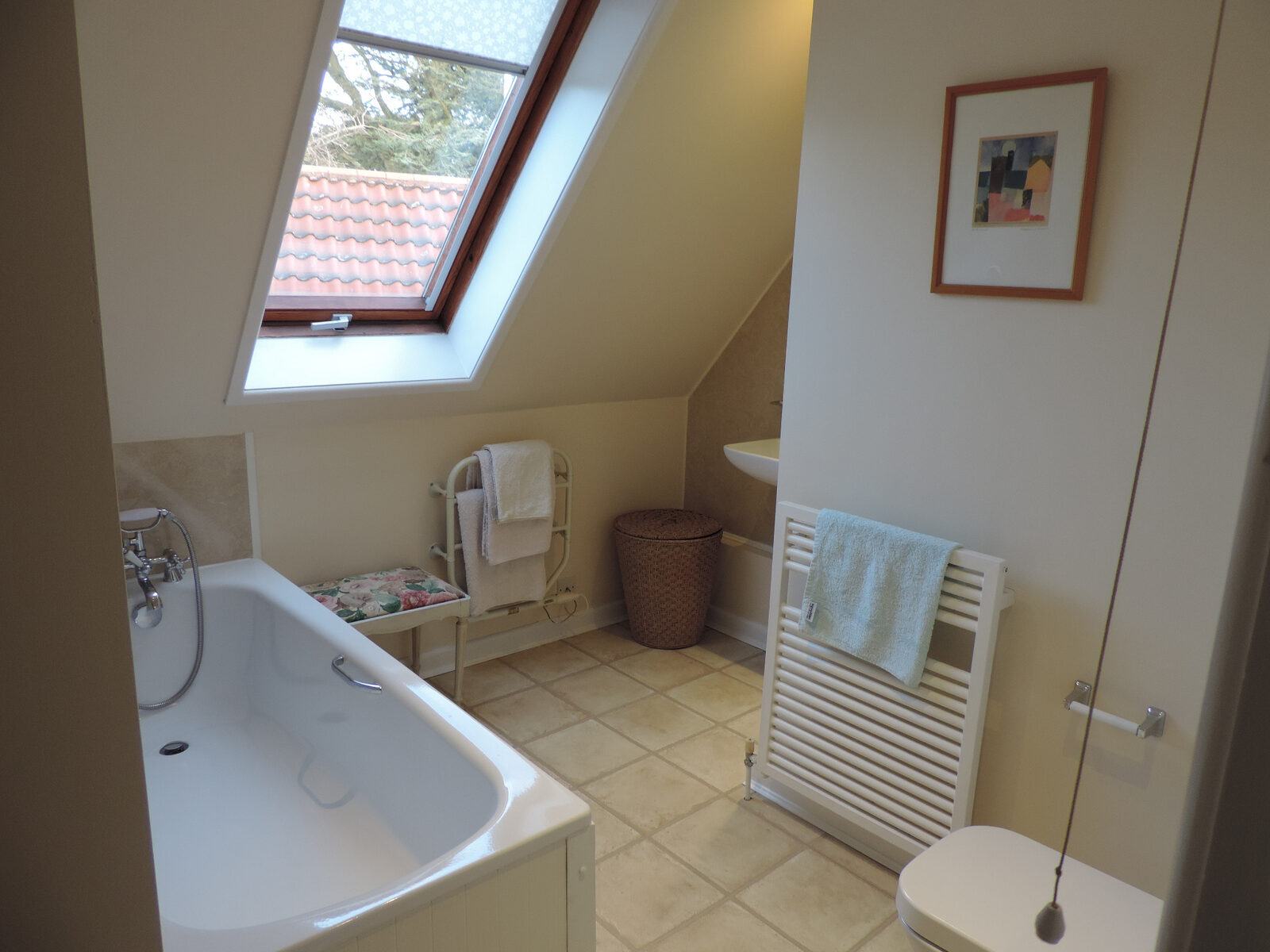The upstairs bathroom in Geranium Cottage