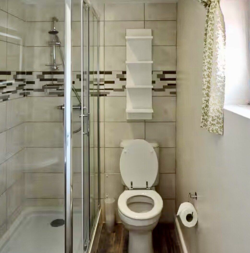 A modern shower room in Honeysuckle Cottage