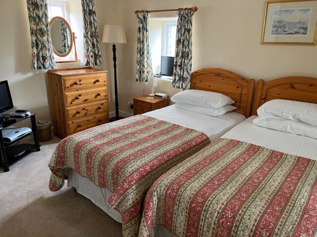 A twin bedroom in Honeysuckle Cottage